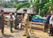 Antisipasi Kekeringan, Bhabinkamtibmas Dampingi Distribusi Air Bersih untuk Warga Karyamukti