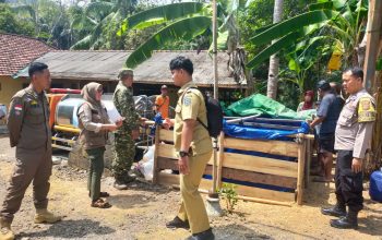 Antisipasi Kekeringan, Bhabinkamtibmas Dampingi Distribusi Air Bersih untuk Warga Karyamukti