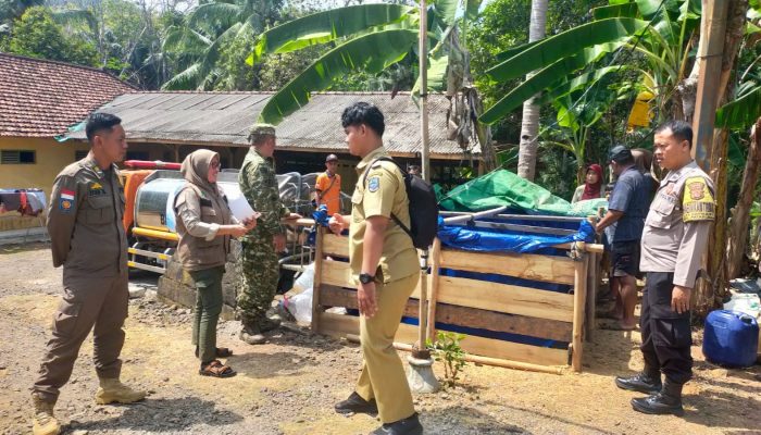 Antisipasi Kekeringan, Bhabinkamtibmas Dampingi Distribusi Air Bersih untuk Warga Karyamukti