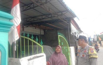 Bhabinkamtibmas Polsek Tanjung Balai Utara Ajak Warga Pasang Bendera Merah Putih