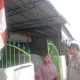 Bhabinkamtibmas Polsek Tanjung Balai Utara Ajak Warga Pasang Bendera Merah Putih