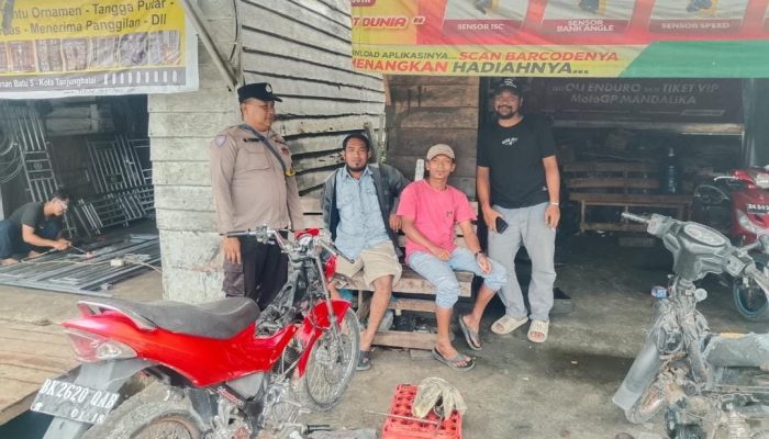 Bhabinkamtibmas Pulau Simardan Sapa Warga Imbau Bijak Bermedsos