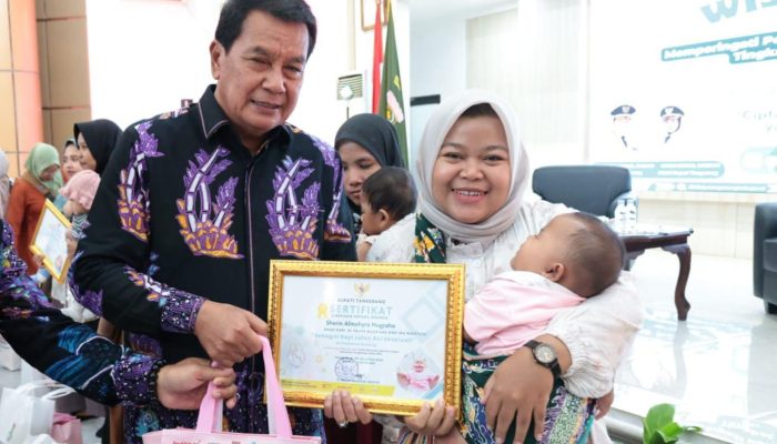 Bupati Tangerang Hadiri Wisuda 132 Bayi Penerima ASI Eksklusif