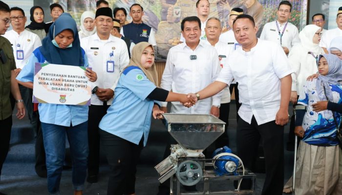 Gelar Acara Ngemas, Bupati Serahkan Bantuan Kepada Penyandang Disabilitas