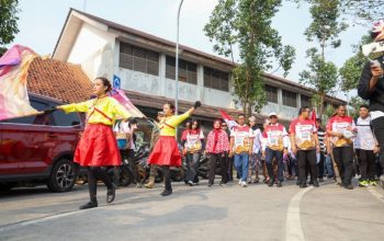 Gubernur Andra Soni Ajak Anak Muda Bangun Inovasi di Momentum Kirab HUT Ke-81 Republik Indonesia