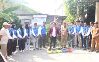 Kepala Desa Jatiwaringin, Terima 100 Bibit Tanaman Penghijauan Dari Mahasiswa KKN UMT Tangerang