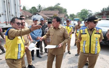 Kepala DBMSDA Dampingi Bupati Tinjau Proyek Jalan Cangkudu Cisoka