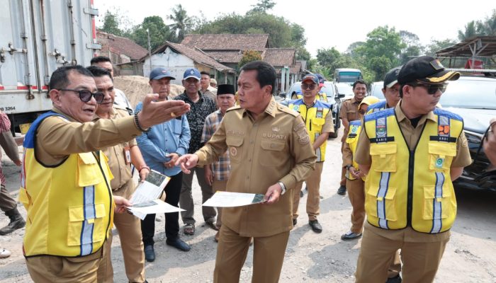 Kepala DBMSDA Dampingi Bupati Tinjau Proyek Jalan Cangkudu Cisoka