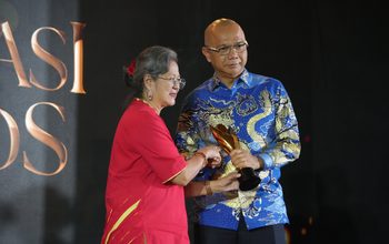 Jamintel Kejagung RI Prof DR Reda Manthovani Raih Penghargaan Bakti Koperasi