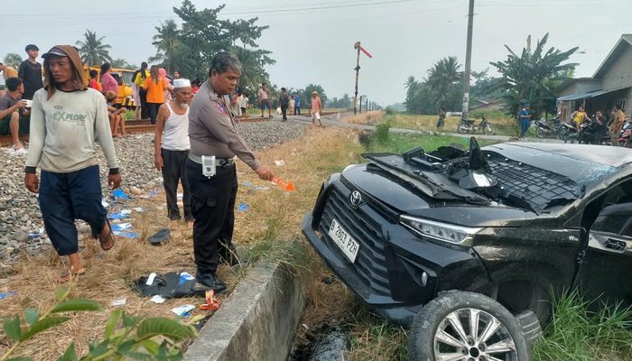 Kereta Api Tabrak Toyota Avanza di Sergai, Satu Penumpang Tewas dan Dua Luka-luka