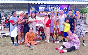 Peringati HUT ke 81 RI, Puluhan Pesepakbola Tarkam di Pondok Aren Turun ke Lapangan Pakai Daster
