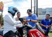 Semarak HUT RI ke-81, Wabup Sergai Bersama PWI Bagikan Bendera Merah Putih kepada Pengendara di Jalinsum