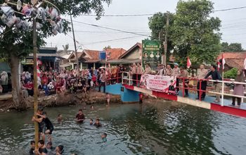 Panjat Pinang Polsek Pasar Kemis Meriah, Polisi dan Warga Kompak Rayakan Kemerdekaan