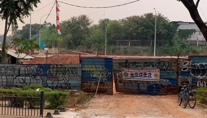 Segel Terpasang, Kok Proyek Tetap Jalan? Pool Taksi Maruga Tangsel Jadi Sorotan