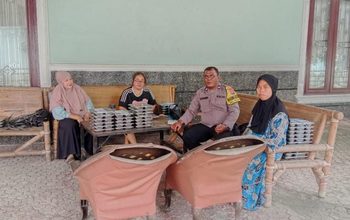 Bhabinkamtibmas Tanjungbalai Bagikan Pesan Kamtibmas dan Cegah Judi Online