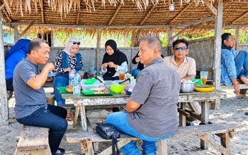 Detak.co.id Gelar Diskusi dan Silaturahmi Bersama Jurnalis Sergai di Pantai Pak Untung
