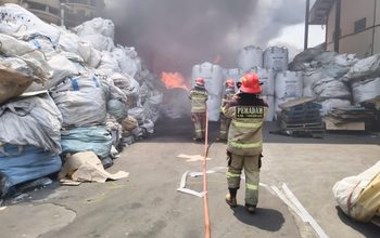 Dilalap Sijago Merah, Pabrik Biji Plastik di Balaraja Ludes Terbakar