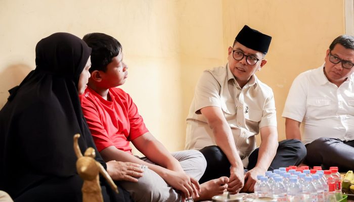 Gubernur Andra Soni Sambangi Keluarga Jurnalis Merdeka dan iNews yang Hilang Kontak di Selat Sunda