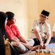 Gubernur Andra Soni Sambangi Keluarga Jurnalis Merdeka dan iNews yang Hilang Kontak di Selat Sunda