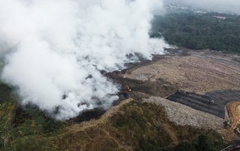 FOTO: Kebakaran TPA Galuga Mulai Terkendali, Meski Asap Masih Mengepul