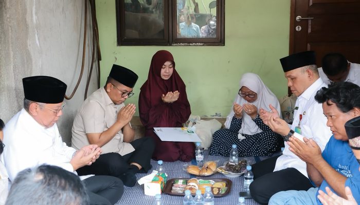 Kunjungi Keluarga Jurnalis yang Hilang di Selat Sunda, Gubernur Banten Kenang Momen Kebersamaan di Posko Pemantauan