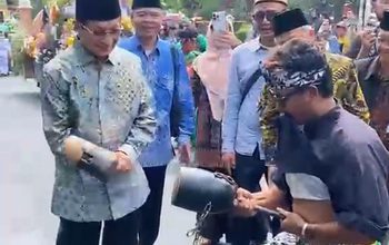 Menag Nasaruddin Umar Coba Atraksi Debus Banten di Tengah Semarak Pawai Taaruf MTQ XXXI Nasional