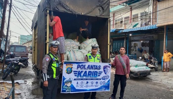 Polantas Karib Polres Tanjungbalai Edukasi Sopir Angkutan Barang untuk Tertib Berlalu Lintas