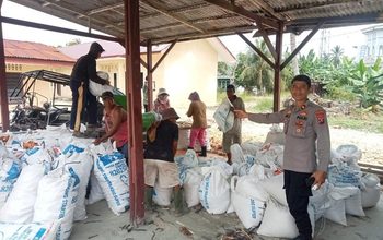 Polres Tanjungbalai Dampingi Kelompok Tani Sei Raja Olah Hasil Panen Jagung