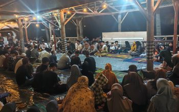 Warga Carita Gelar Doa Bersama untuk Jurnalis dan Kru Kapal yang Hilang di Perairan GAK