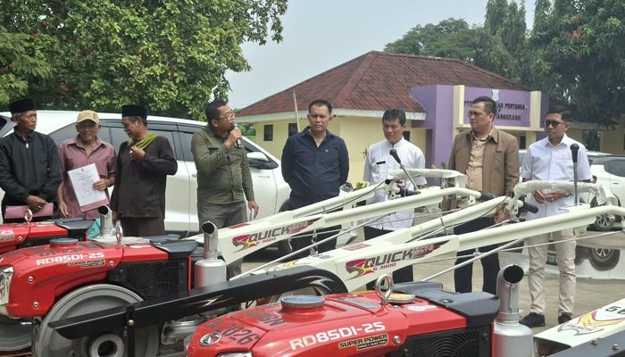 DPC Gerindra Kabupaten Tangerang Salurkan Traktor dan Pompa Air ke Kelompok Tani