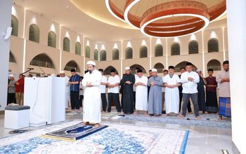 Kapolresta Bandar Lampung Dampingi Kapolda Solat Subuh Berjamaah Bareng Warga