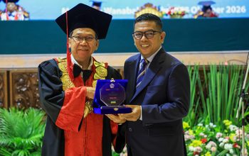 Kenang Momen Wisuda Bersama Mendiang Ibu, Gubernur Andra Soni Pulang Kampus