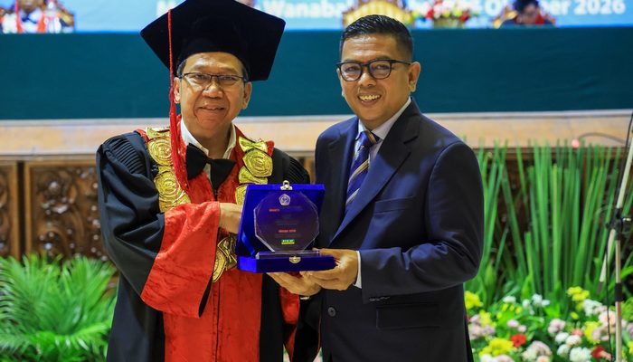 Kenang Momen Wisuda Bersama Mendiang Ibu, Gubernur Andra Soni Pulang Kampus