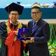 Kenang Momen Wisuda Bersama Mendiang Ibu, Gubernur Andra Soni Pulang Kampus