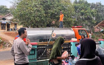Polres Banjar Salurkan 5.000 Liter Air Bersih untuk Warga Binangun yang Dilanda Kekeringan