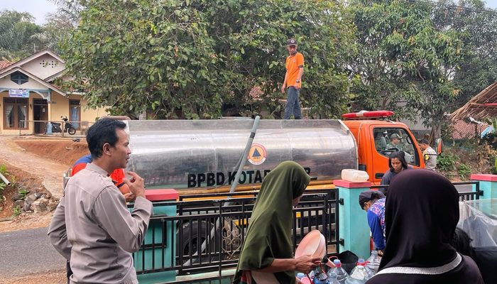 Polres Banjar Salurkan 5.000 Liter Air Bersih untuk Warga Binangun yang Dilanda Kekeringan