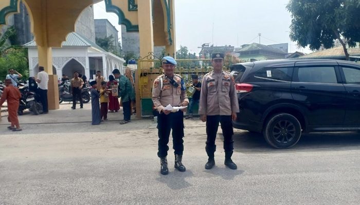 Polres Tanjung Balai Sebar Personel Amankan Salat Jumat, Pastikan Ibadah Khusyuk dan Masjid Aman