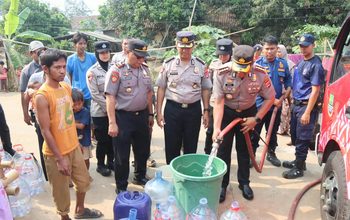Kapolresta Tangerang Pimpin Pendistribusian Bantuan Ribuan Liter Air Bersih ke Sindang Jaya
