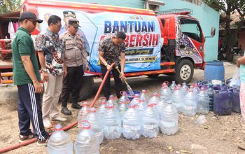 Polresta Tangerang Distribusikan Ribuan Liter Bantuan Air Bersih di Cikupa