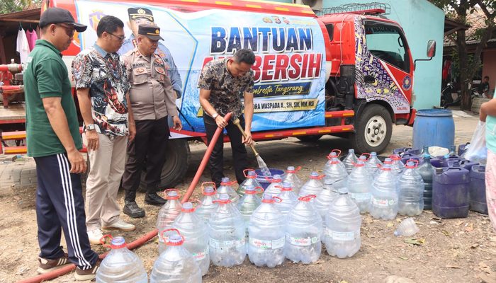 Polresta Tangerang Distribusikan Ribuan Liter Bantuan Air Bersih di Cikupa